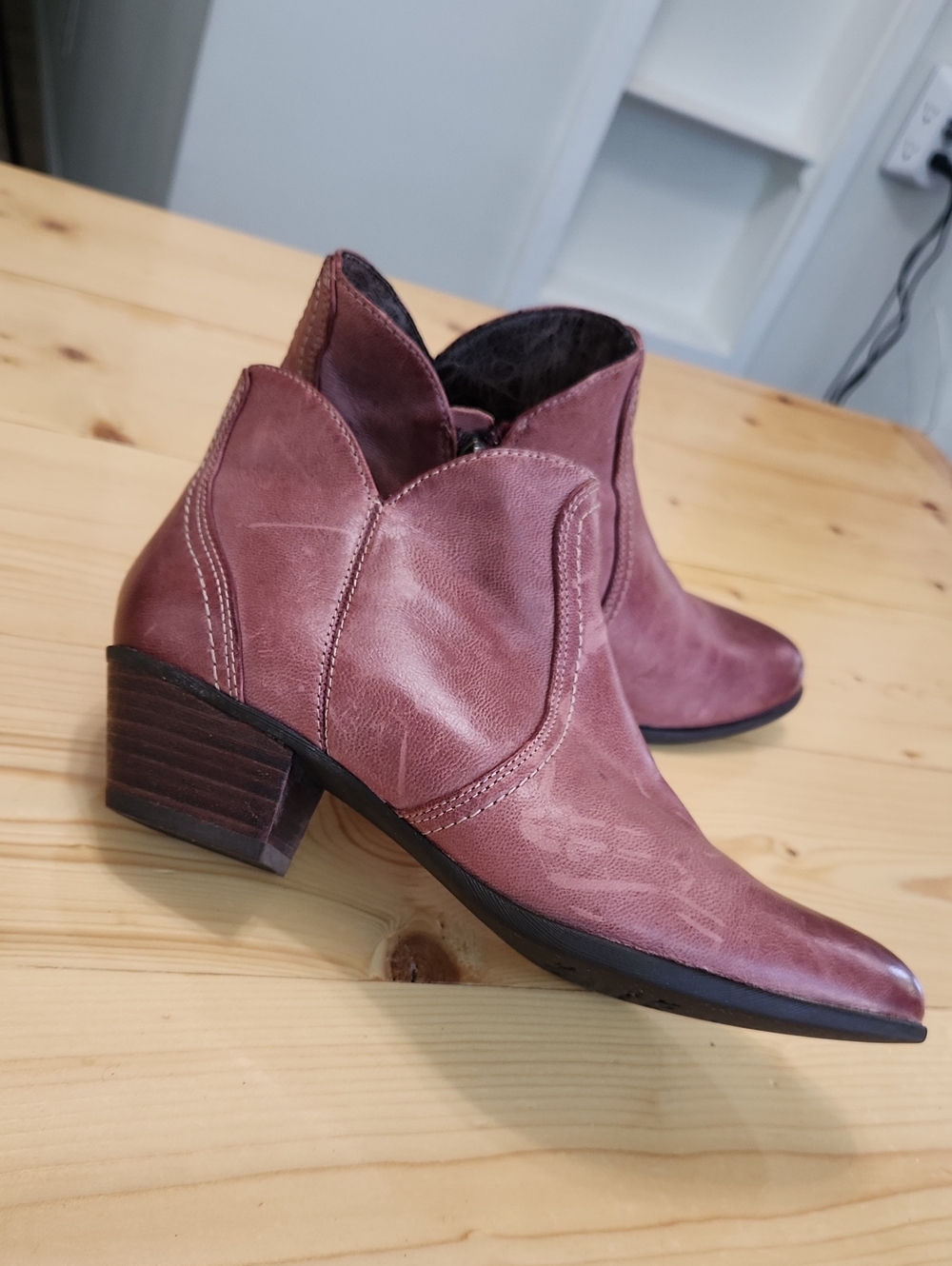 Ariat Astor Distressed Leather Ankle Booties Western V Cut Size 7
